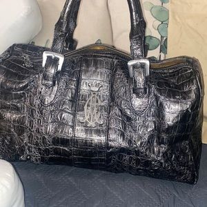 Selling bag rarely used. Slight damage as you can see I. Pictures.